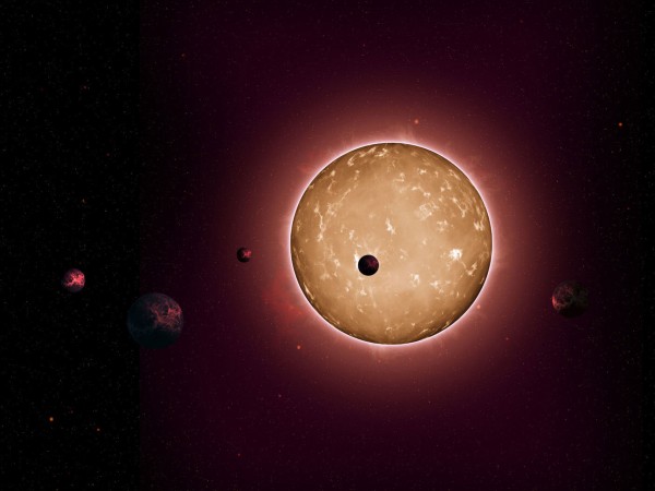 Illustration extraite de la vidéo (voir plus bas) montrant les planètes telluriques qui gravitent très près autour de l’étoile Kepler-444, distante de 117 années-lumière de la Terre. © Tiago Campante, Peter Devine
