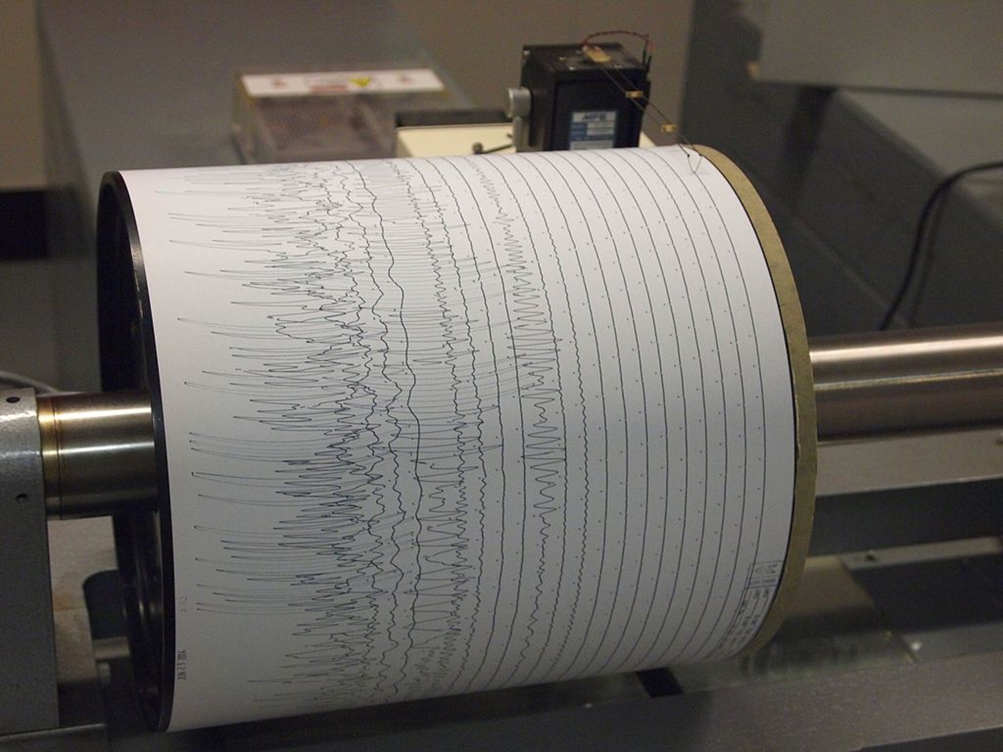 Le&nbsp;sismogramme&nbsp;est un enregistrement sur papier&nbsp;des ondes sismiques. © Z22, CC by-sa&nbsp;3.0,&nbsp;Wikimedia Commons