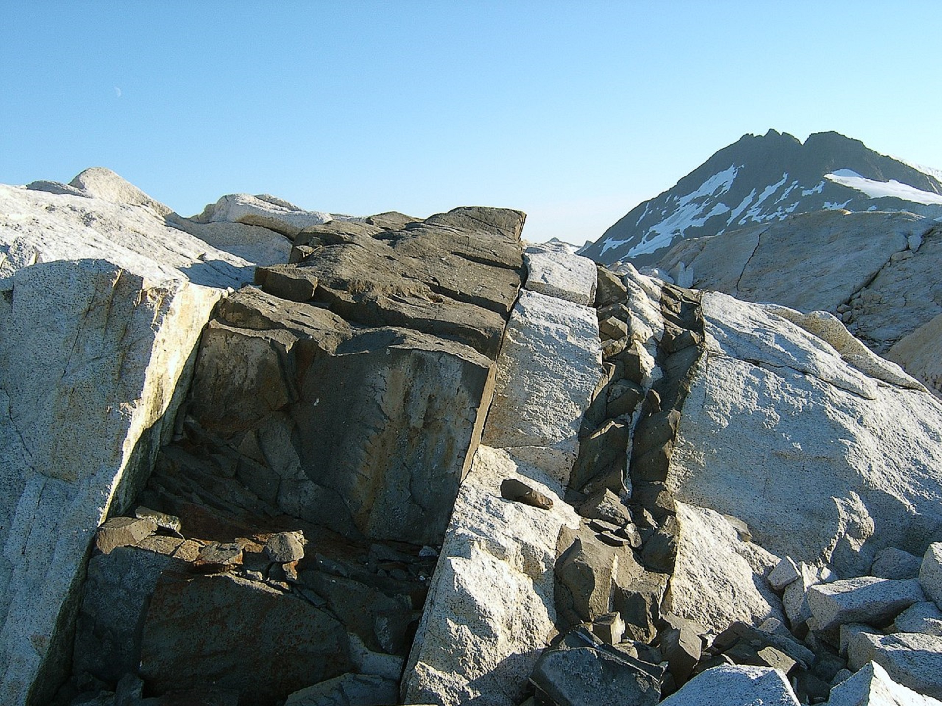 Dykes (roche sombre) recoupant une série encaissante (roche claire). © Jonathan.s.kt, Wikimedia Commons, domaine public