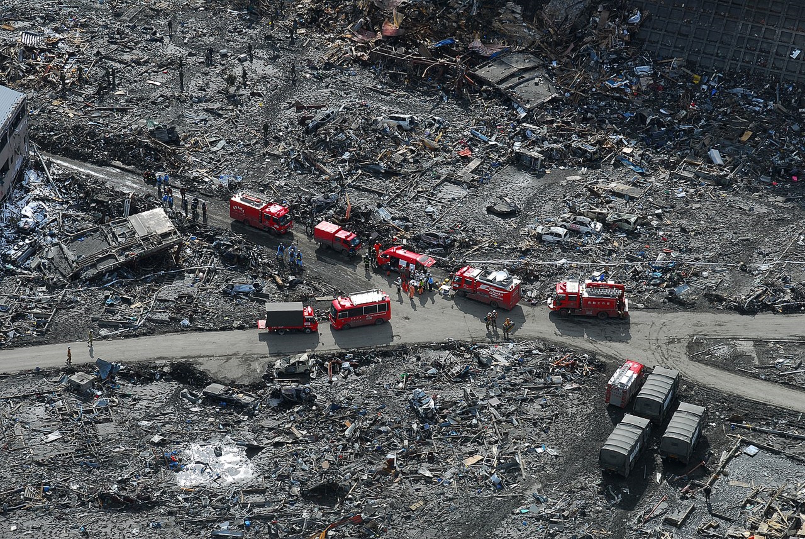 Les dégâts causés par le séisme et le tsunami de 2011 au Japon. © U.S. Navy, Mass Communication Specialist 3rd Class Dylan McCord –&nbsp;domaine public,&nbsp;Wikimedia Commons