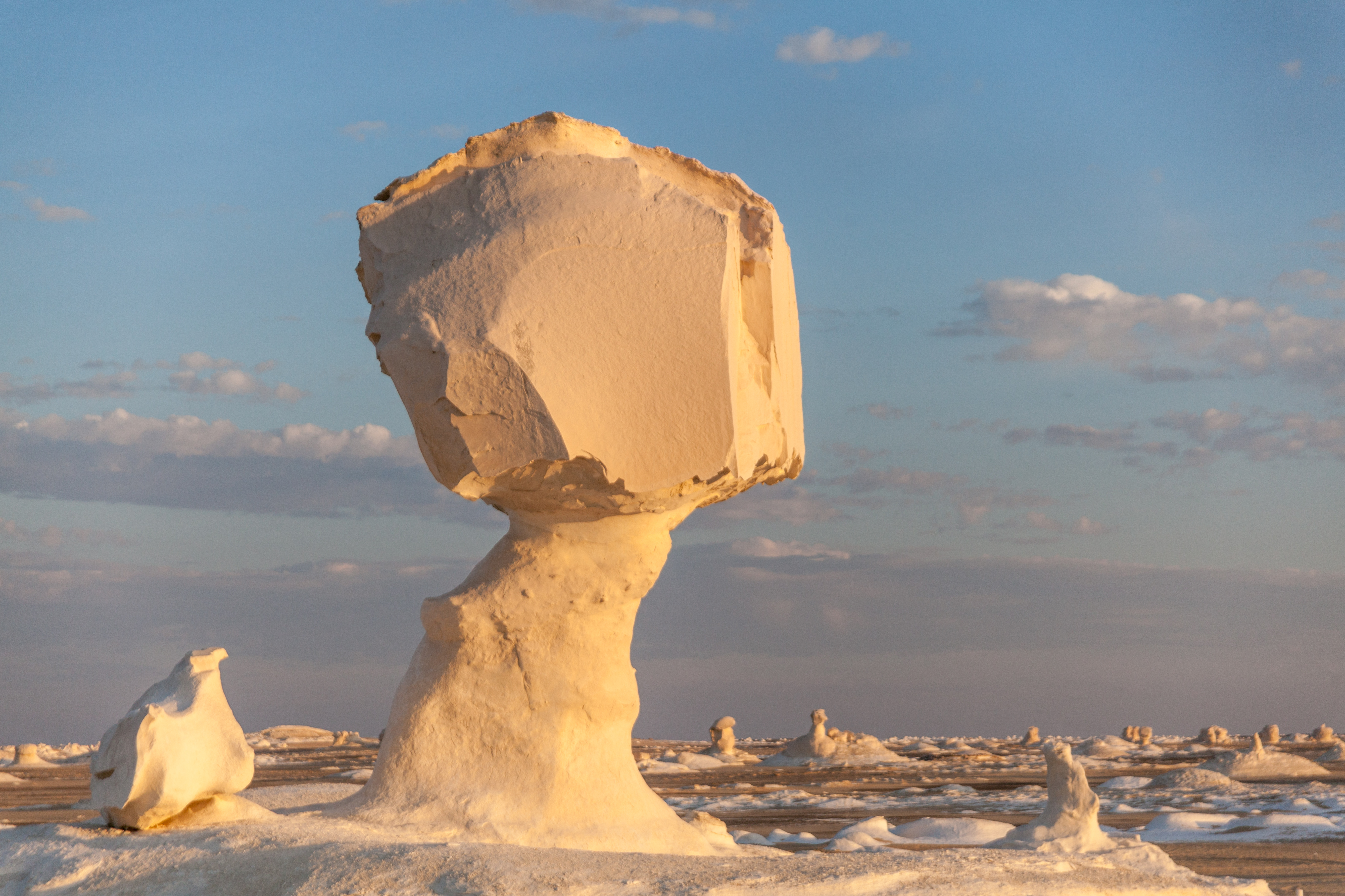 Dans le centre de l'Égypte, les étranges sculptures de craies du désert blanc. © L-BBE, Wikimedia Commons, CC by&nbsp;3.0