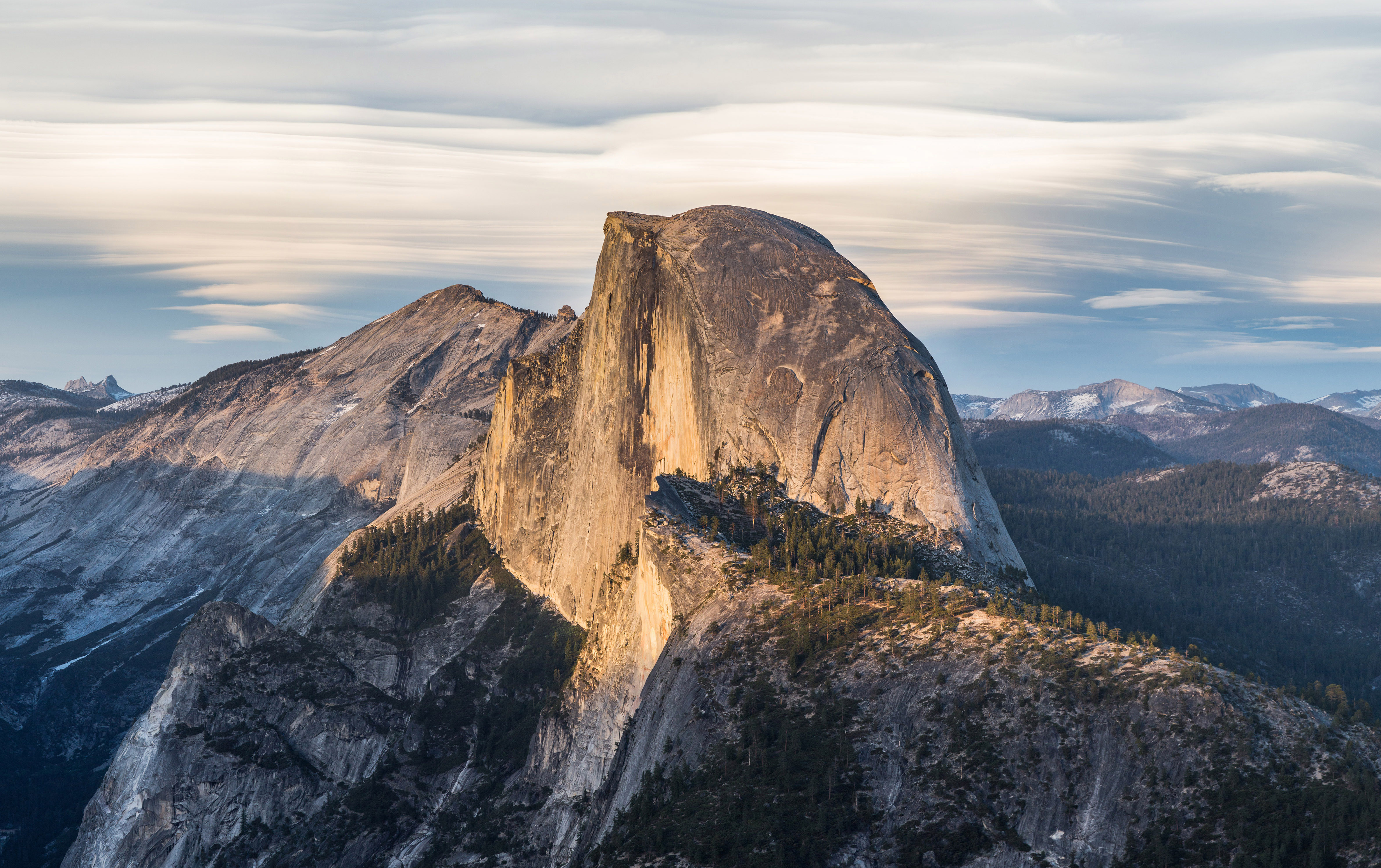 Le spectaculaire demi-dôme du Parc du Yosemite aux États-Unis est un batholite mis à l’affleurement par l’érosion © Diliff, Wikimedia Commons, CC by-sa 3.0