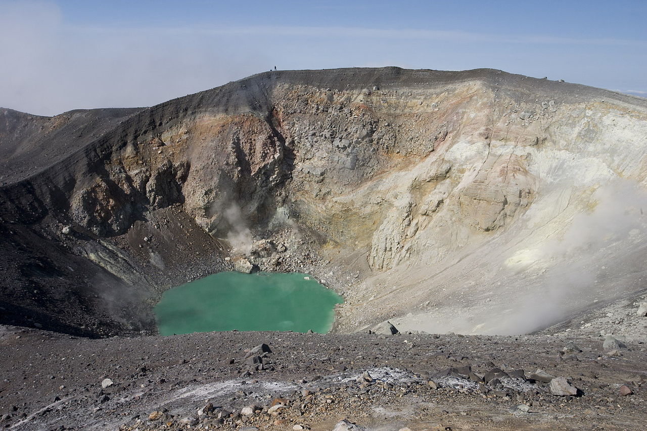 Le volcan Ebeko sur l'île de Paramouchir, dans l'archipel russe des Kouriles. © Rdfr, Wikimedia Commons, CC by-sa&nbsp;3.0