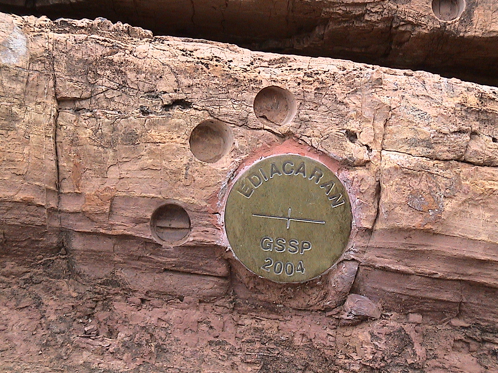 Point stratotypique mondial, ou clou d'or, marquant la transition entre le Cryogénien et l'Édiacarien (635 millions d'années), situé en Australie. © Bahudhara, Wikimedia Commons, CC by-sa 3.0