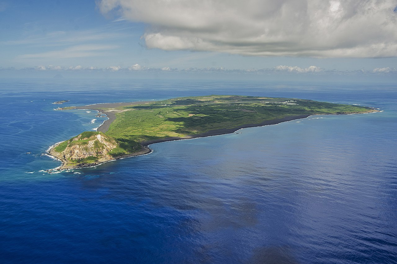 L'île d'Iwo Jima au large de laquelle a lieu l'éruption du volcan sous-marin. © U.S. Navy, Mass Communication Specialist 1st Class Trevor Welsh, Wikimedia Commons, domaine public