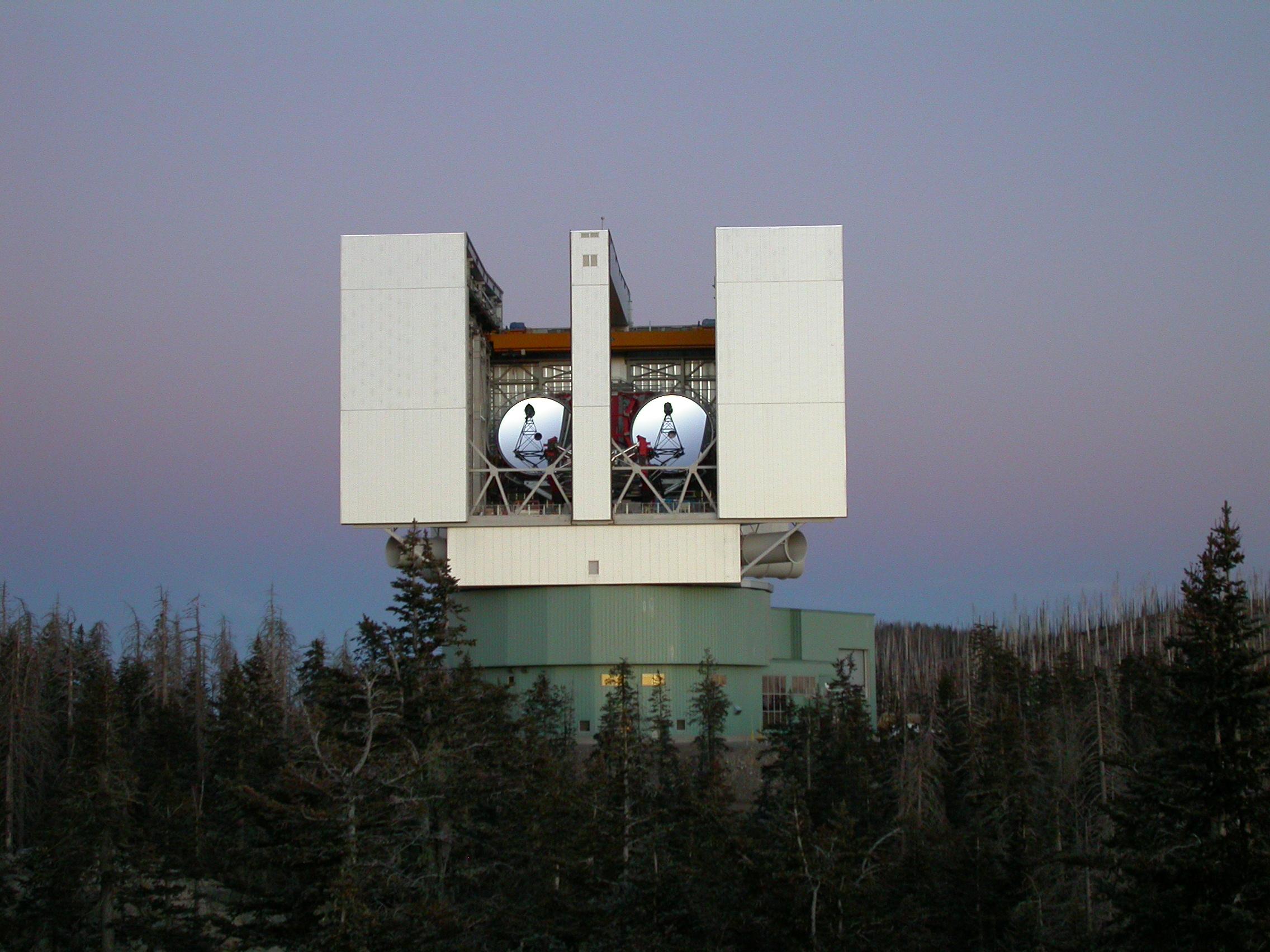 Le Large Binocular Telescope (LBT) en Arizona. © Nasa, Wikimedia Commons, domaine public