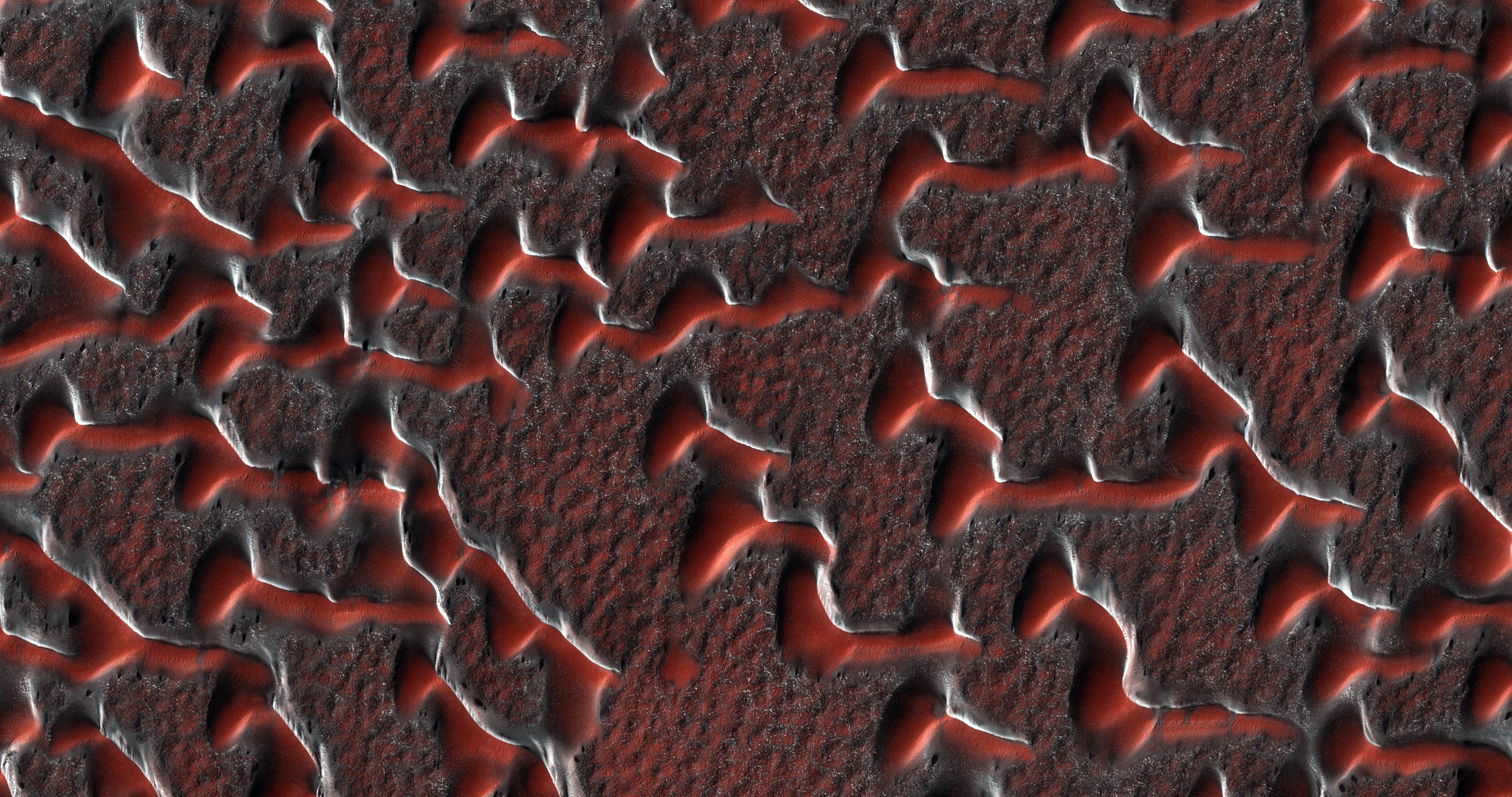 Les images de la surface de Mars prises par HiRISE fascinent toujours autant. Ici, un champ de dunes encore sous une fine couche de gel © Nasa/JPL/UArizona