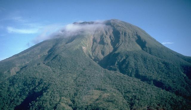 Le volcan Bulusan aux Philippines © Chris Newhall, (U.S. Geological Survey), Wikimedia Commons, domaine public