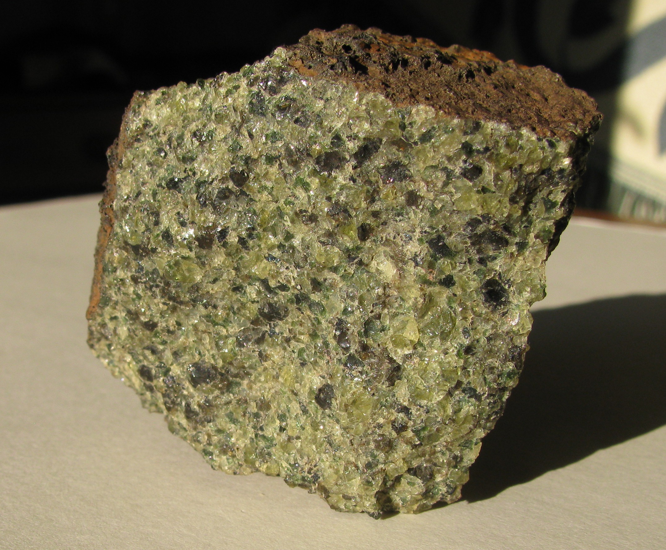 L'olivine est un minéral vert caractéristique du manteau terrestre © Ursus, Wikimedia Commons, CC BY-SA 4.0