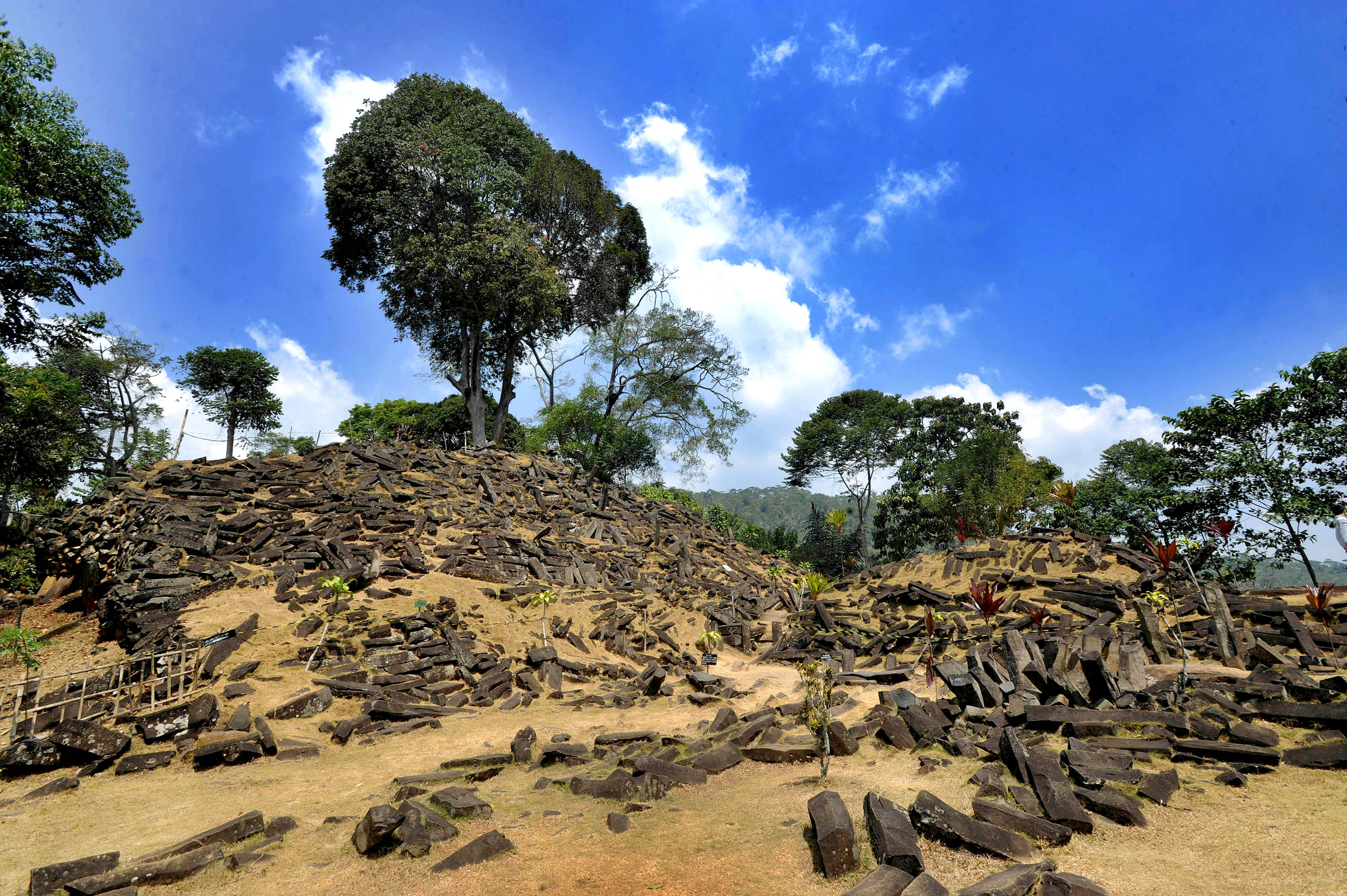 L'interprétation du site de Gunung Padang en Indonésie comme la plus ancienne pyramide au monde est hautement controversée. © Arie Basuki, Wikimedia Commons, CC by-sa 4.0