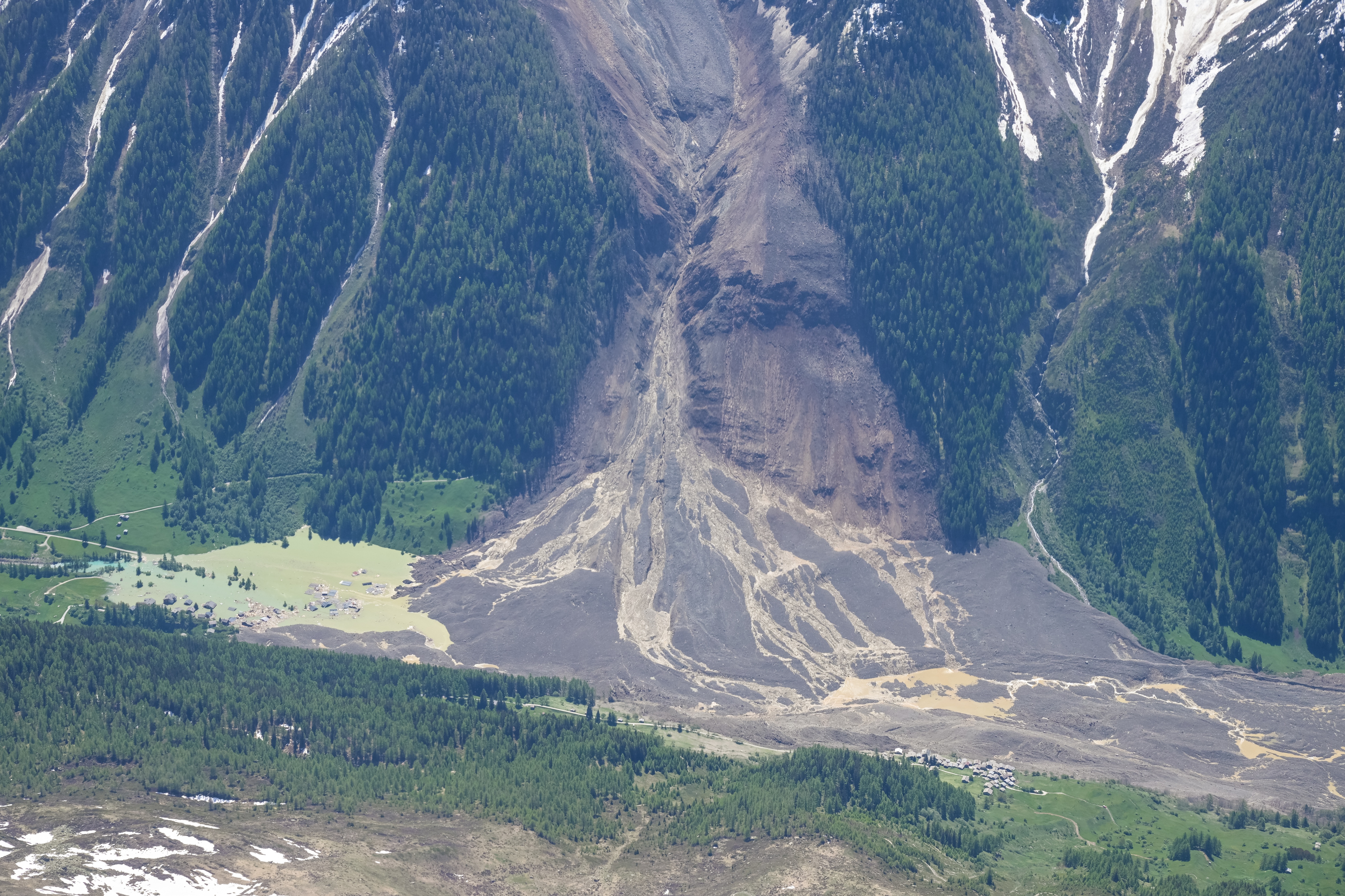 Le village de Blatten en Suisse a été totalement enseveli sous une gigantesque avalanche de boue, de roches et de glace. © Attribution-Swisstopo, Wikimedia Commons