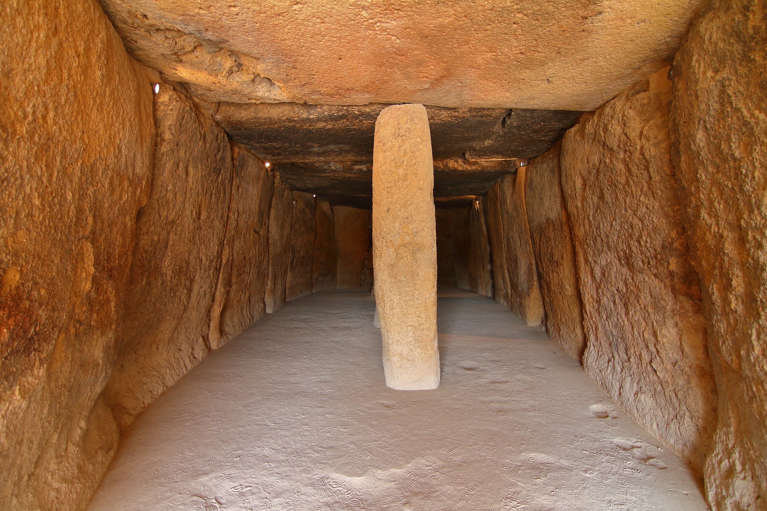 Le dolmen de Menga a nécessité le transport de blocs de plus de 150 tonnes. © Malopez 21, Wikimedia Commons, cc by-sa 4.0