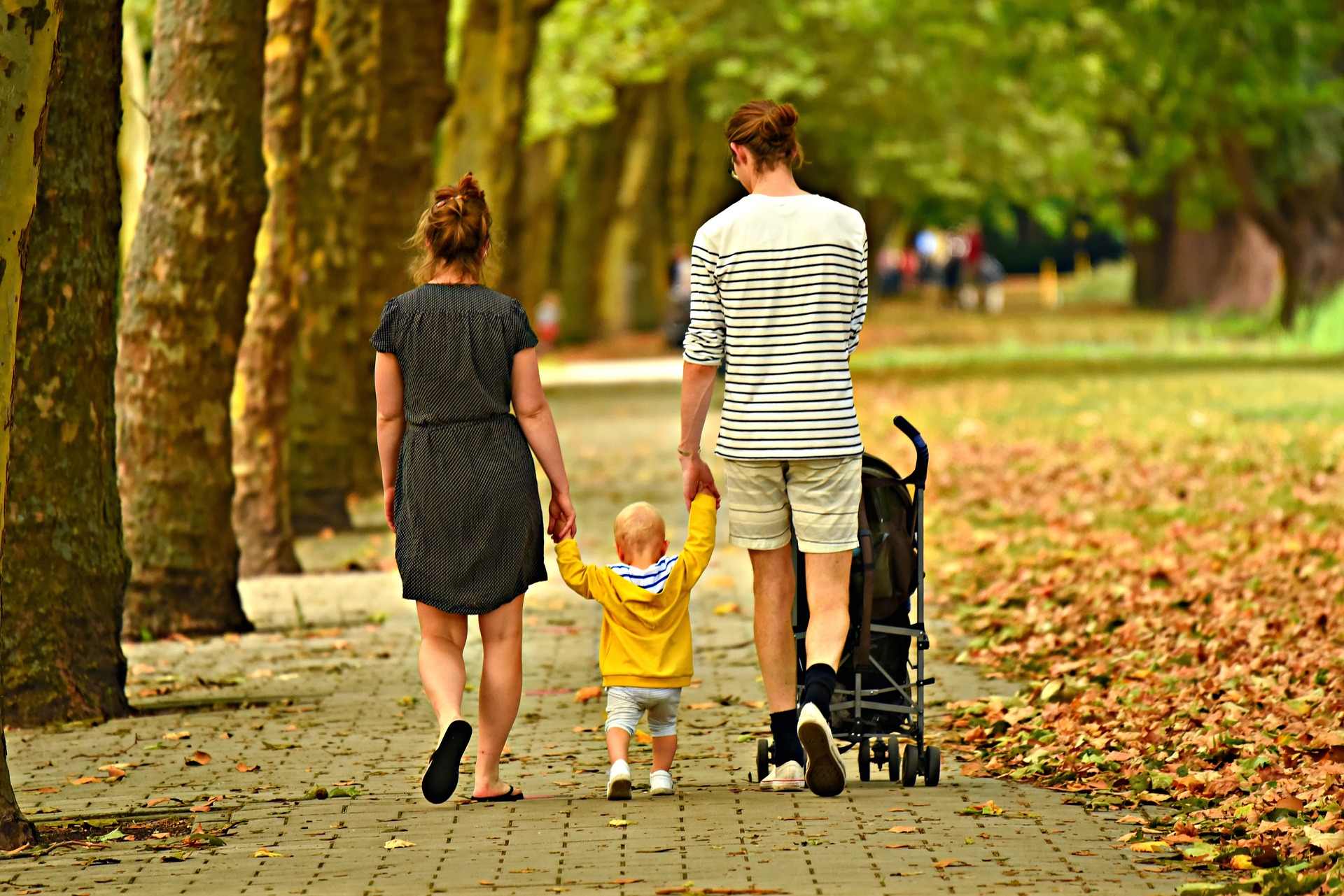 Dans nos sociétés occidentales, les soins quotidiens apportés aux enfants sont donnés quasi exclusivement par les deux parents. © Mabel Amber, Pixabay