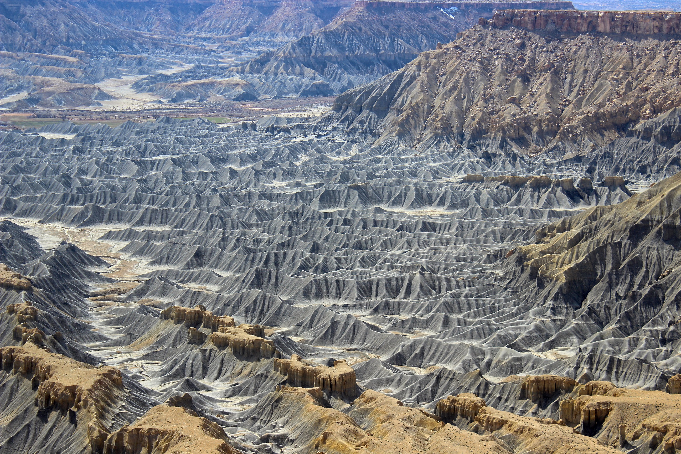 Quels processus modèlent les paysages ? Voilà la question intrinsèque à la géomorphologie. Ici un paysage des États-Unis (North Caineville Plateau, Utah). © DanHobley, Wikimedia Commons, CC BY-SA 4.0