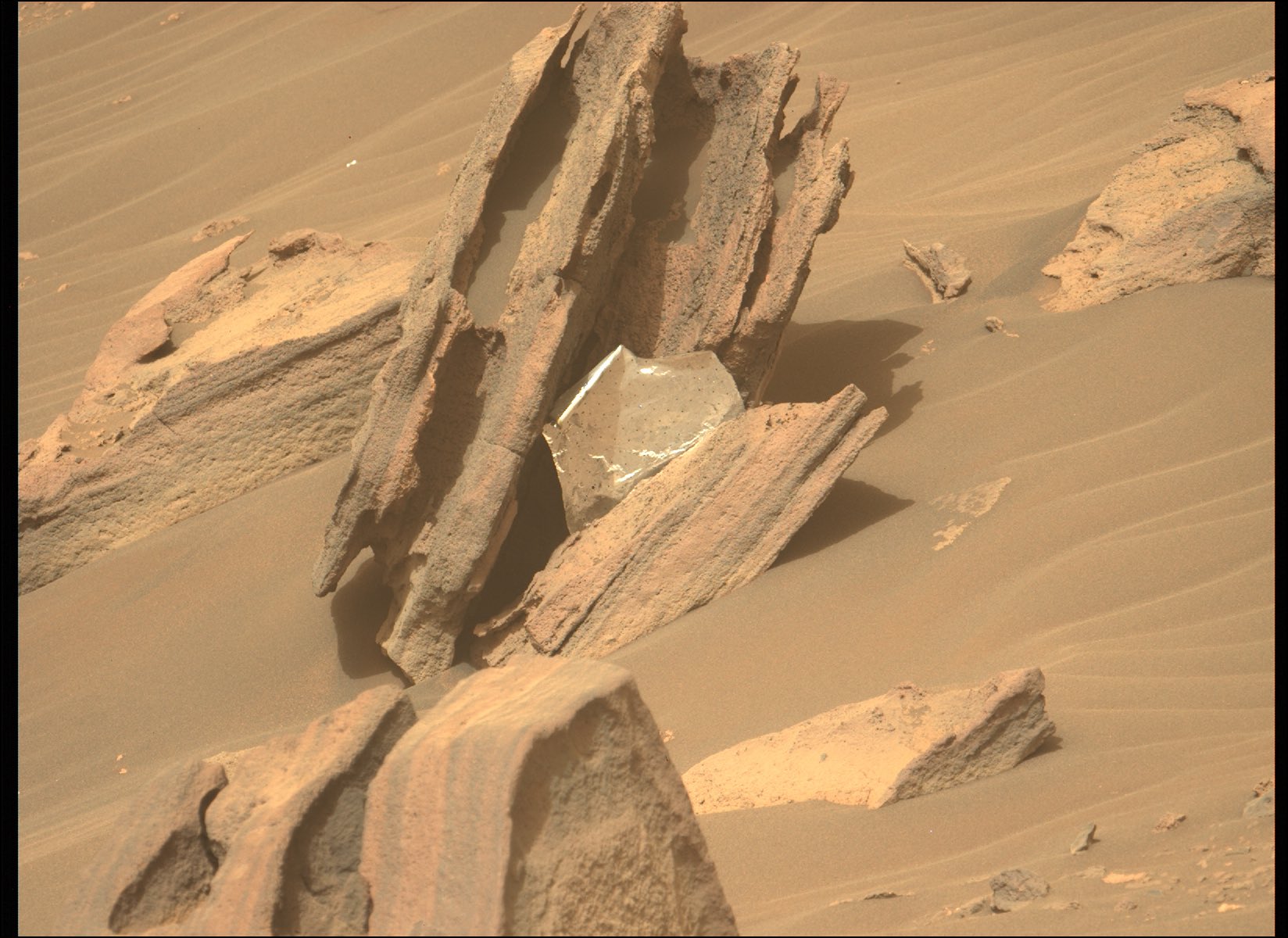 Débris produit lors de l'atterrissage de Perseverance, retrouvé par hasard par le rover à 2 km du site de descente © Nasa, JPL-Caltech, ASU