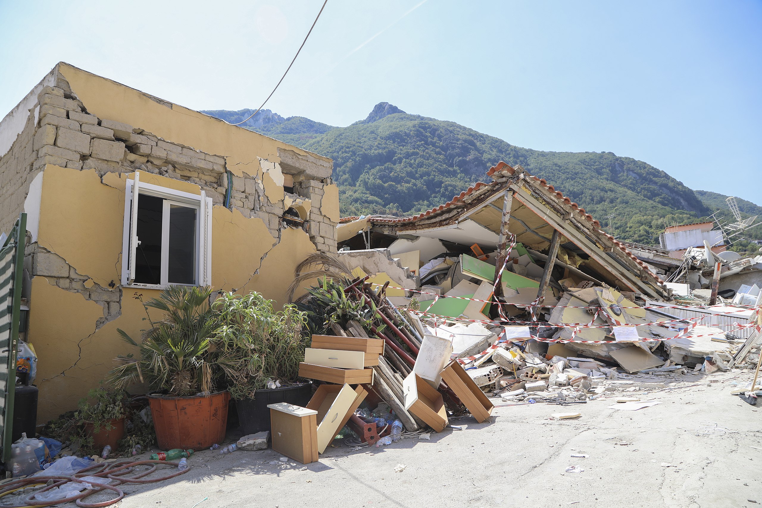 De nombreux séismes secouent chaque année le territoire européen. Certains peuvent être violents et entraîner d'importants dégâts comme ici lors du séisme de 2017 qui a frappé l'île d'Ischia, en Italie. © Dipartimento Protezione Civile from Italia, Wikimedia Commons, CC by 2.0 