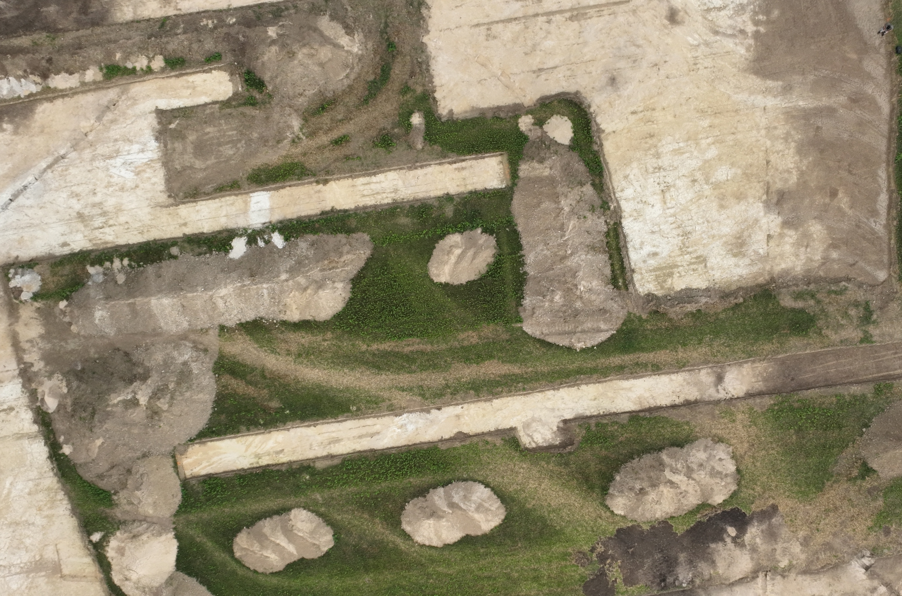 Site du Néolithique récent (-3 500 à -3 000) de Val-des-Marais (Marne). Vue générale du site montrant plusieurs fosses à détritus, le bâtiment à abside et les différents tronçons de la palissade. © Jonathan Desmeulles, CNRS