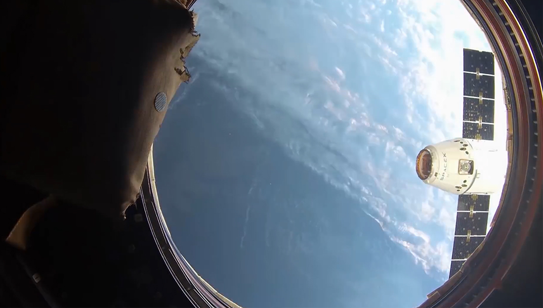 ISS : l'arrimage de la capsule Dragon en time-lapse