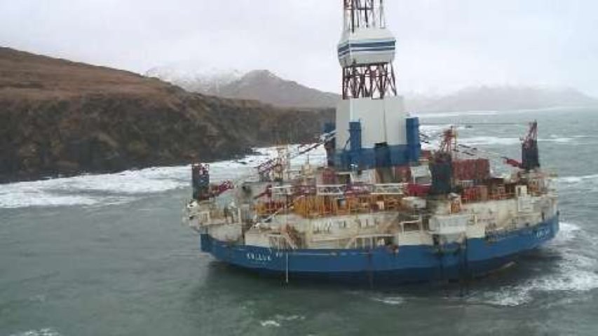 La plateforme pétrolière Kulluk échouée en Alaska