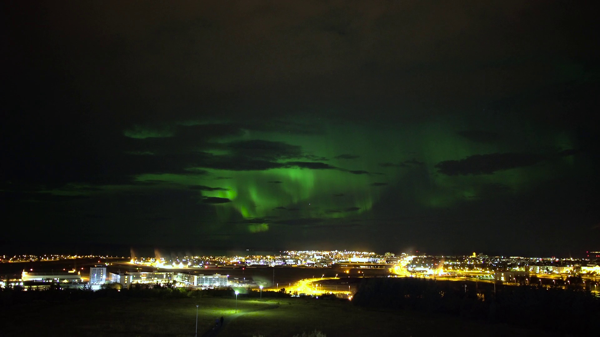 Time-lapse : de splendides aurores boréales au-dessus de Reykjavik, en Islande