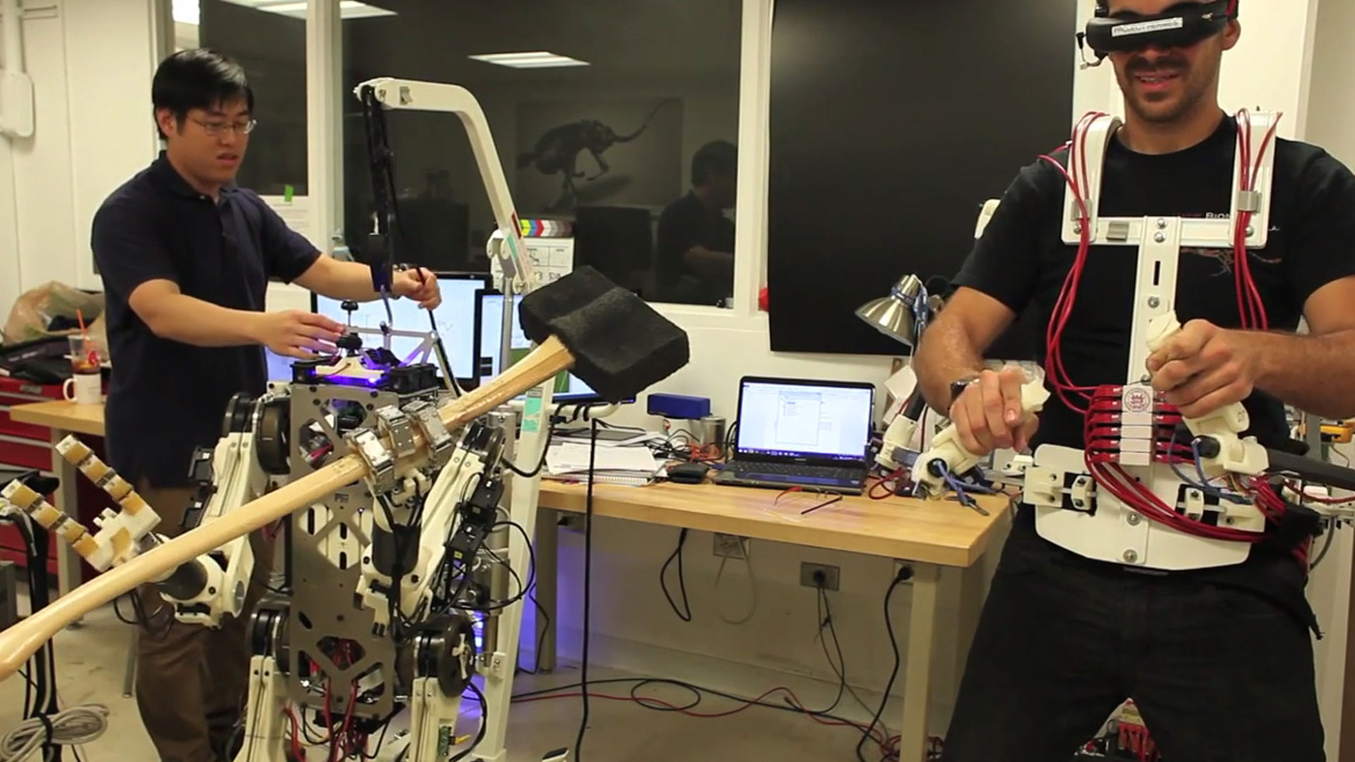Un avatar robotique piloté par exosquelette