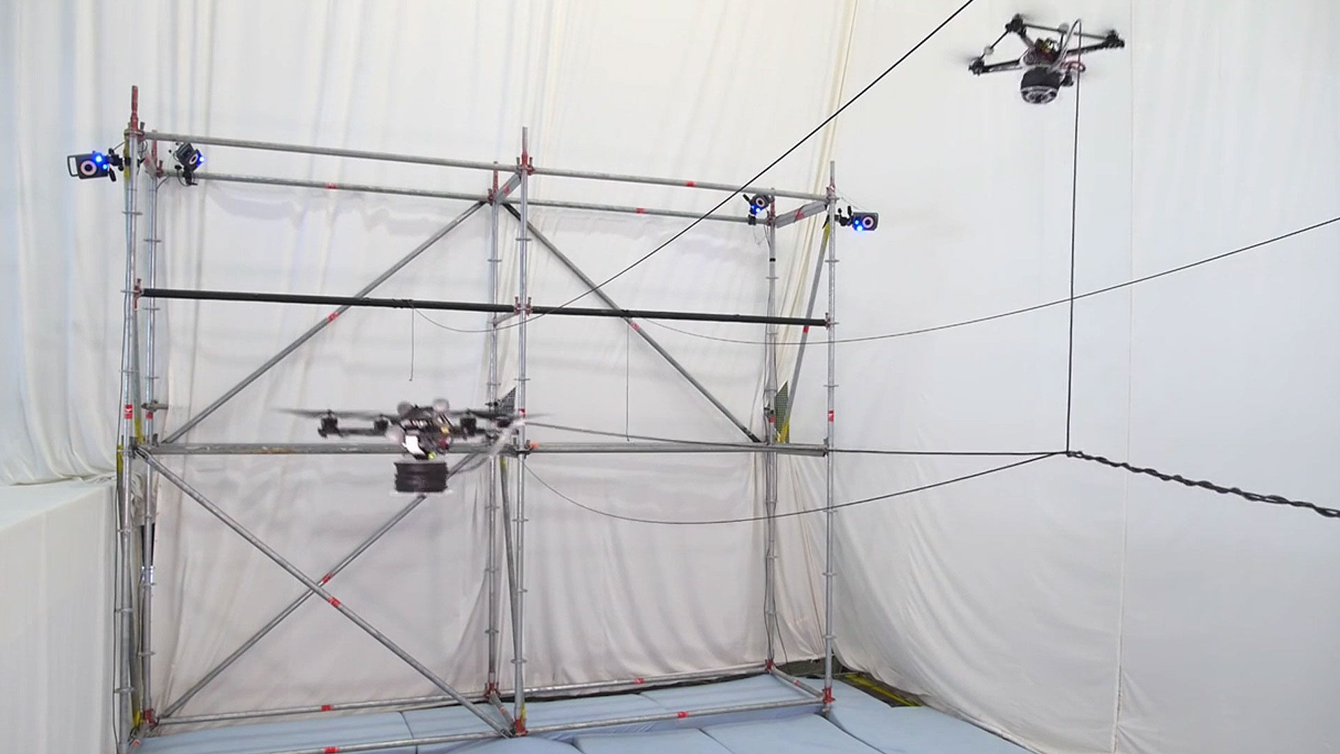 Des drones autonomes construisent un pont en corde