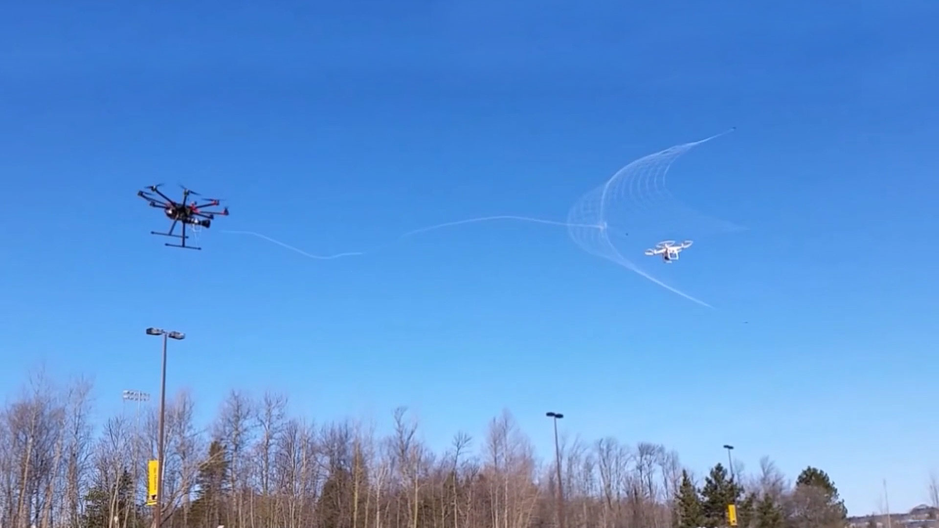 Un hexacoptère chasse un drone en vol grâce à son lance-filet