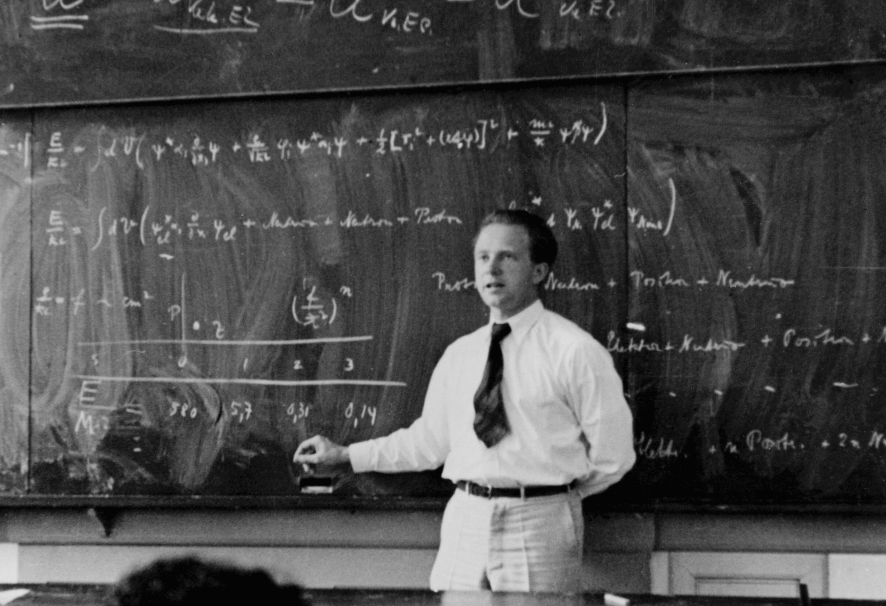 Le physicien allemand Werner Heinsenberg (1901-1976) a révolutionné la physique en découvrant en 1925 la mécanique quantique matricielle. On le voit ici expliquer la théorie quantique en 1936. Heisenberg avait rejeté la notion de trajectoire pour les électrons circulant au sein d'un atome, jetant ainsi les bases d'une nouvelle conception de la géométrie de l'espace et du temps, et pas seulement d'une nouvelle physique de la matière et du rayonnement. © AIP Emilio Segre Visual Archives  