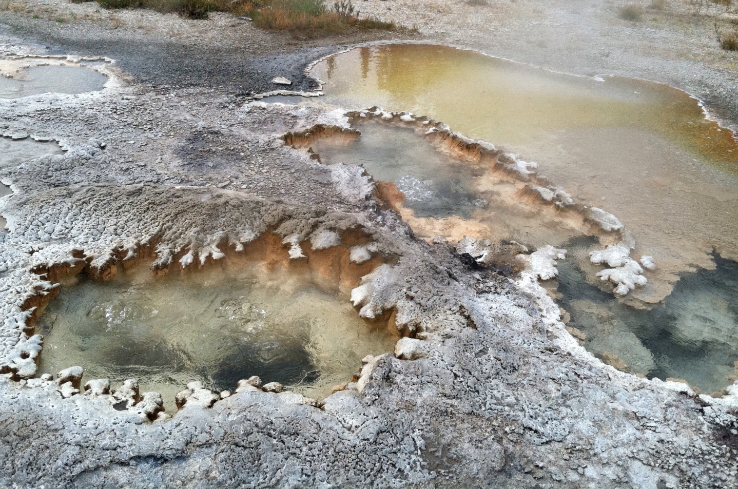 Non loin du lac Shoshone, dans le parc de Yellowstone, se trouve l'une des plus importantes concentration de geysers au monde. Les eaux siliceuses des sources hydrothermales déposent de la geysérite de couleur blanche. © DP, Jake Lowenstern