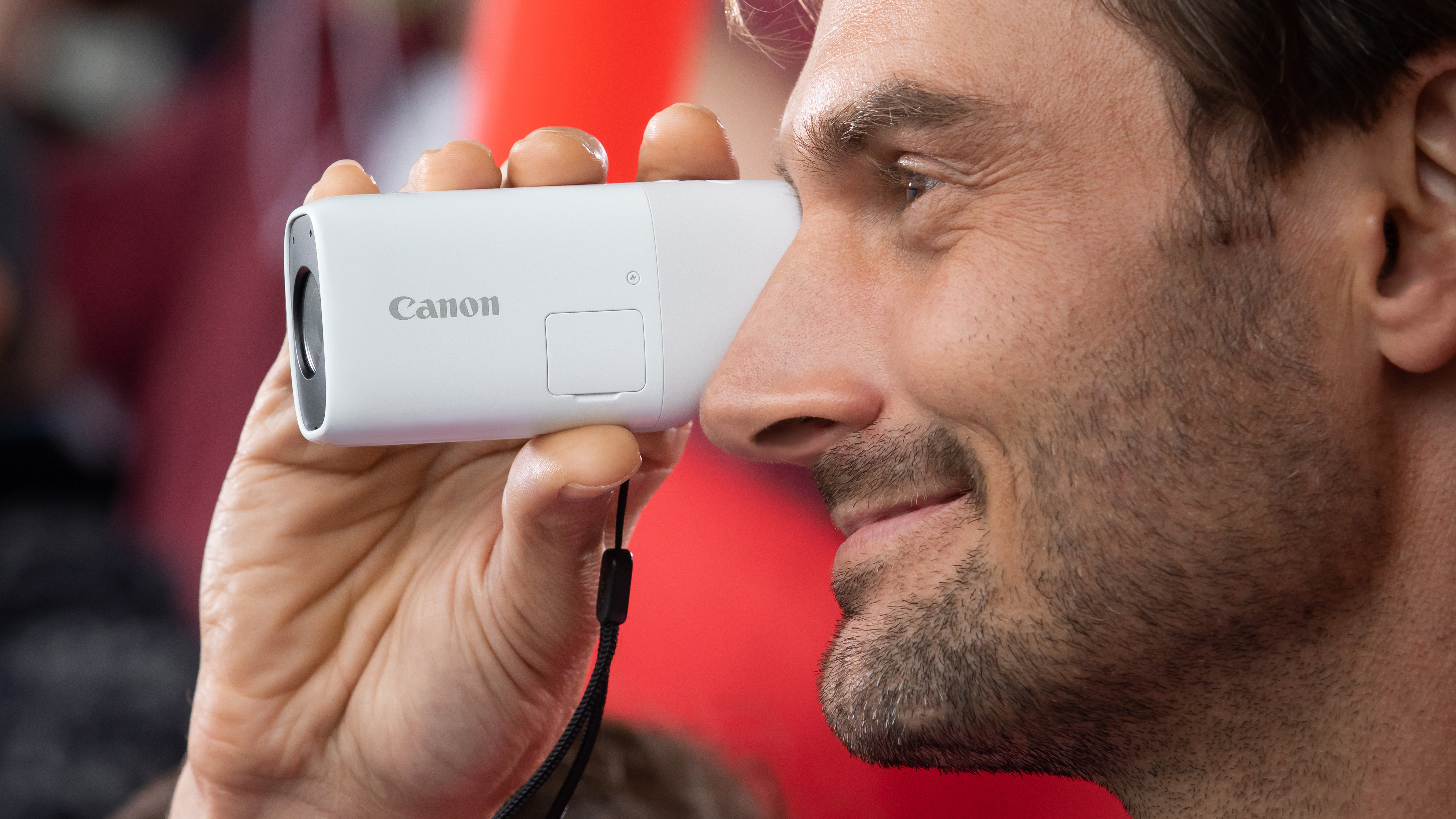 Ce gadget peut faire office de longue-vue avec son zoom 4X optique et son zoom numérique 8X. © Canon