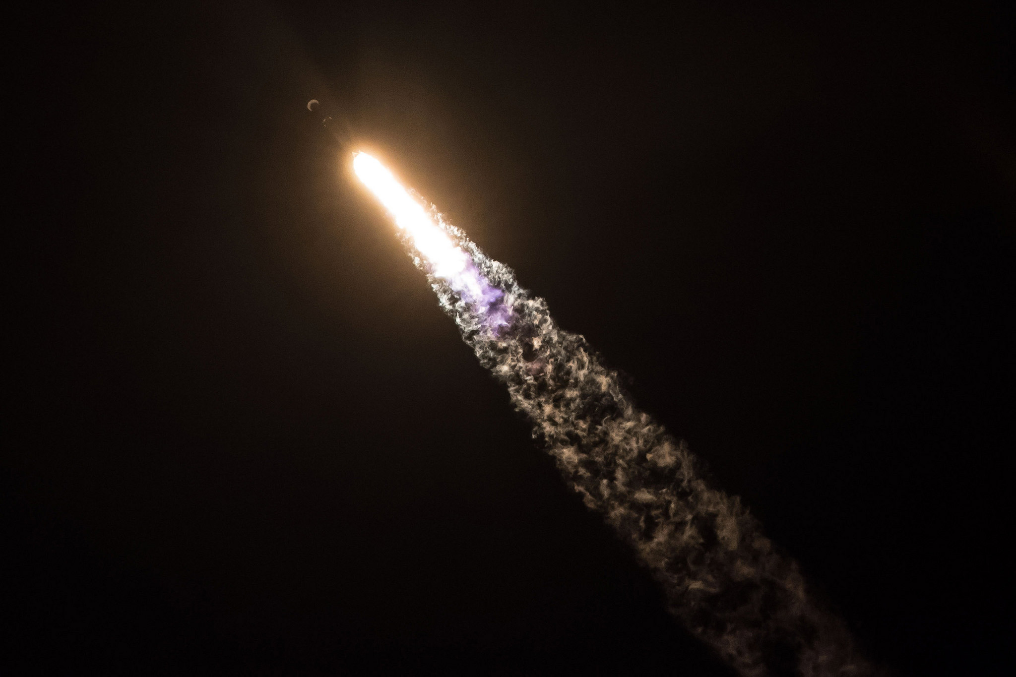 Décollage du lanceur Falcon 9 avec à son bord le satellite très secret Zuma. © SpaceX